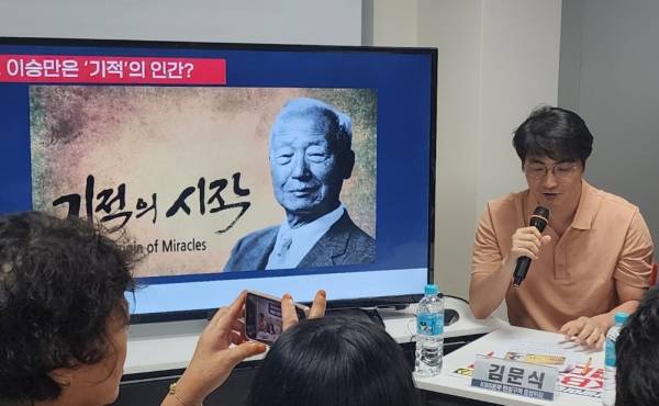 ▲2024년 8월12일 서울 여의도 KBS에서 43개 언론, 시민단체들이 광복절 '기적의 시작' 방영 결정 철회를 촉구하는 기자회견이 진행되고 있다. 사진=노지민 기자