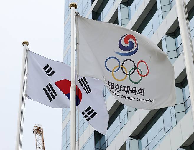 대한체육회는 배드민턴 국가대표 안세영 선수의 발언과 관련해 외부 감사 전문가 4명, 체육회 법무팀장과 감사실장 등으로 구성된 조사위원회를 꾸려 대회 폐막 이후 조사에 착수하겠다고 밝혔다. 체육회는 안세영의 문제 제기가 부상 관리, 훈련 체계, 선수 보호 등의 포괄적인 내용을 담고 있어, 면담 등을 통해 문제점이 확인되면 배드민턴협회를 감사하겠다고 덧붙였다. 사진은 8일 서울 송파구 대한체육회. /사진=뉴스1