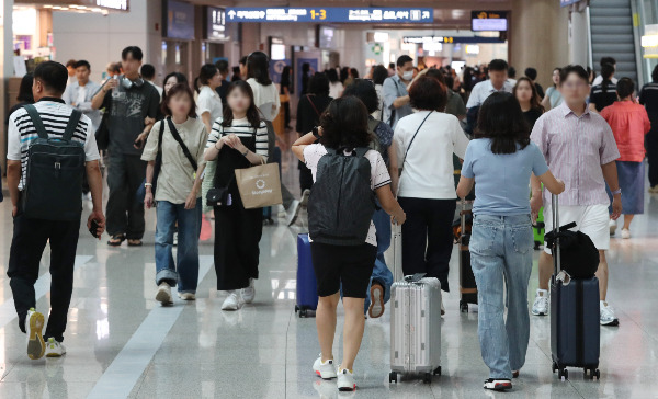 지난 11일 온라인 커뮤니티 '보배드림'에 광복절 연류를 맞아 일본으로 떠나는 국내 여행객을 저격한 게시물이 올라왔다. 사진은 여름휴가를 맞아 인파가 붐비는 인천국제공항 출국장의 모습. /사진=뉴스1