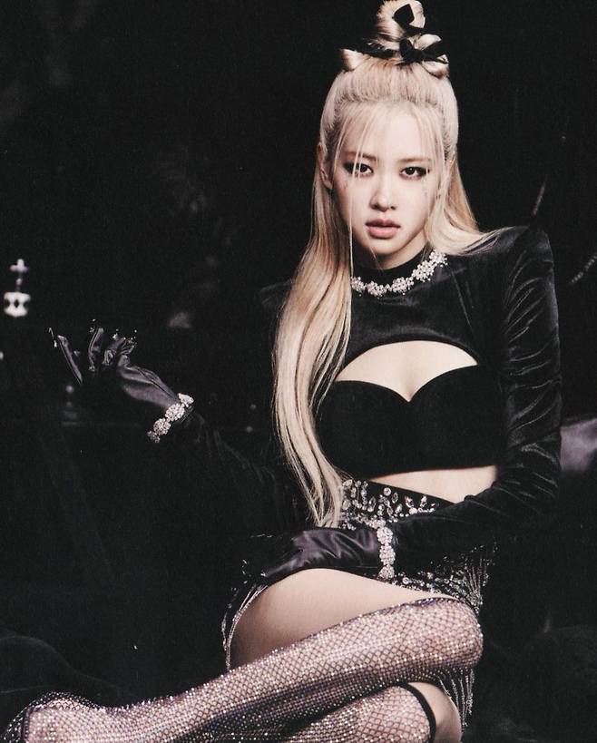 2022년 발매한 두 번째 정규 앨범 ‘본 핑크(BORN PINK)’ 재킷과 뮤직비디오에서 다이애나 푸트리의 의상을 입은 블랙핑크 로제 [다이애나 쿠튀르 제공]