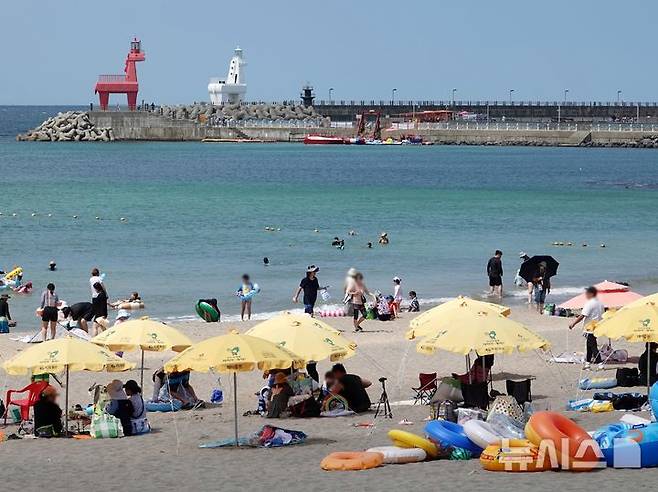 [제주=뉴시스] 오영재 기자 = 폭염경보가 내려진 11일 오후 제주시 이호테우해수욕장에서 피서객들이 즐거운 시간을 보내고 있다. 2024.08.11. oyj4343@newsis.com