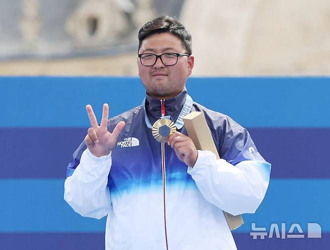 [파리=뉴시스] 김진아 기자 = 김우진이 지난 4일(현지시각) 프랑스 파리 레쟁발리드에서 열린 2024 파리 올림픽 양궁 남자 개인전 시상식에서 금메달을 목에 걸고 기뻐하고 있다. 2024.08.05. bluesoda@newsis.com