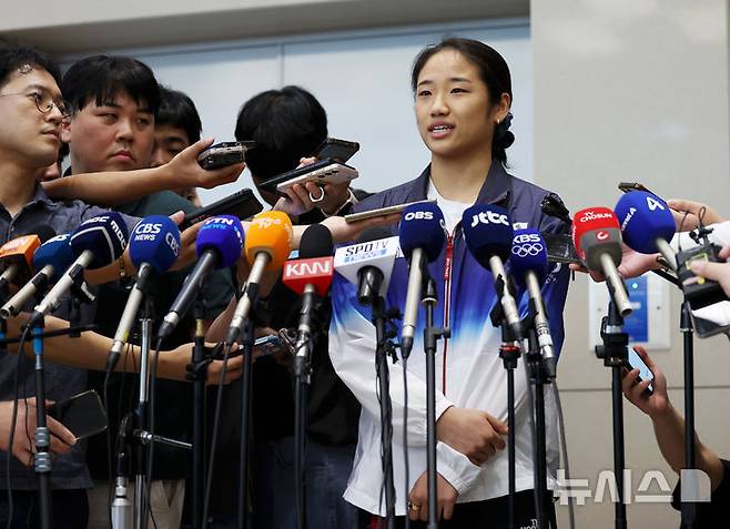 [인천공항=뉴시스] 홍효식 기자 = 2024 파리 올림픽 배드민턴 여자 단식에서 금메달을 획득한 안세영 선수가 7일 오후 인천국제공항 제2여객터미널을 통해 귀국한 뒤 취재진 질문에 답하고 있다. 2024.08.07. yesphoto@newsis.com