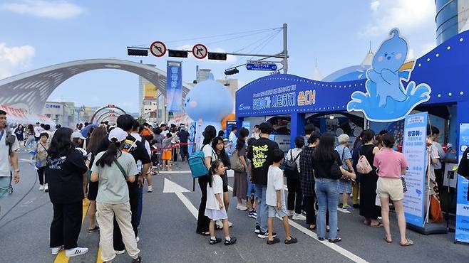 [대전=뉴시스]수자원공사가 대전 0시 축제장에 소통부스를 마련하고 관람객들에게 얼음물을 제공하고 있다. 2024. 08. 12  *재판매 및 DB 금지