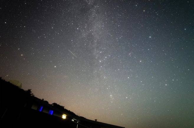 지난 8일 한국천문연구원 보현산천문대에서 전영범 천문연 책임연구원이 촬영한 페르세우스자리 유성우. (사진=천문연 제공) *재판매 및 DB 금지