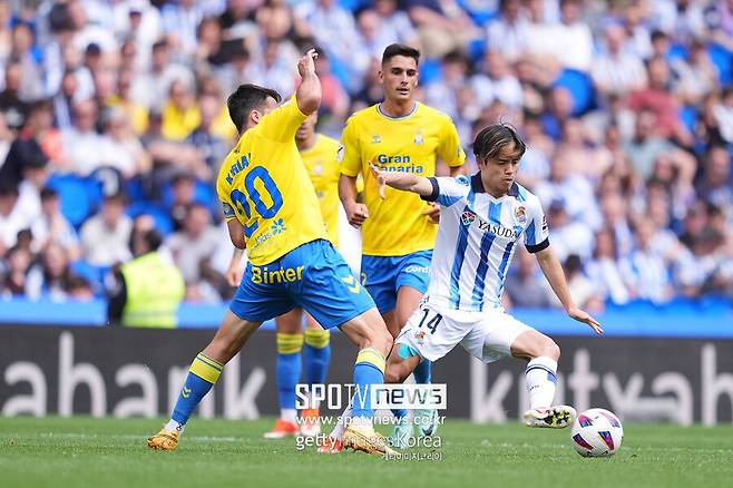 ▲&nbsp;스페인 매체 \'풋볼 에스파냐\'는 11일(한국시간) \"쿠보는 올여름 레알 소시에다드를 떠나지 않을 것이다\"라며 \"리버풀이 영입을 제안한 것 같지 않다. 대신 쿠보를 영입하기 위해 사우디아라비아의 한 구단이 제안을 건넸다\"라고 보도했다.&nbsp;이어 \"쿠보는 4년간 총 1억 6,000만 유로(약 2,386억 원)의 영입 제안을 거절했다고 밝혔다. 그는 유럽에 남아 있기를 원한다\"라고 덧붙였다.