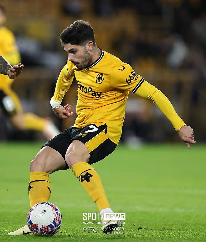 ▲ 페드루 네투가 첼시 유니폼을 입는다. 첼시는 11일(한국시간) 공식 홈페이지를 통해 네투 영입 사실을 발표했다. 토트넘, 아스널 등과 영입 경쟁에서 이겼다. 계약 기간은 7년. 이적료는 6,300만 유로(약 940억 원)로 알려졌다. 네투는 지난 시즌 황희찬과 함께 울버햄튼 공격을 양분했다. 빠른 드리블 돌파로 역습 상황에서 상대 수비를 흔들고 많은 공격 포인트를 기록했다. 지난 시즌 부상으로 20경기 출전에 그쳤지만 2골 9도움이나 올렸다. 잦은 부상만 없다면 첼시가 투자한 돈값은 할 수 있는 선수다. 다만 2021년 이후 부상으로 빠진 경기만 100경기가 넘는다.