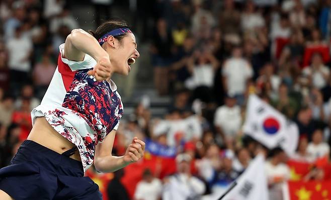 ▲ 문화체육관광부가 대한배드민턴협회를 전면 조사한다. 안세영이 지난 5일(한국시간) 2024 파리 올림픽 배드민턴 여자 단식에서 금메달을 딴 직후 제기한 문제들을 집중 검토한다. 안세영은 대한배드민턴협회의 대표팀 선수 관리, 부상 대응 등을 비판했다. 대한배드민턴협회의 부실한 선수 관리와 대표팀 선발에 공정성을 제기하는 사람들이 많다. 이에 대한배드민턴협회는 선택적인 반박으로 대응하고 있다. 이번 대한배드민턴협회 조사단장을 맡은 문체부 이정우 체육국장은 "안세영뿐 아니라 우리 선수라면 누구든지 하고 싶은 말을 할 수 있다. 선수 목소리에 귀를 기울이는 것이 문체부와 체육단체가 지녀야 할 당연한 자세다"라고 말했다. 이기흥 대한체육회장이 안세영의 인터뷰를 두고 "표현 방식이 서투르고 적절하지 않았다"고 한 말을 반박한 것이다. ⓒ 연합뉴스