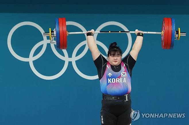 박혜정 '흔들림 없는 편암함' (파리=연합뉴스) 임화영 기자 = 11일(현지시간) 프랑스 파리 사우스 파리 아레나에서 열린 2024 파리올림픽 역도 여자 81kg급에 출전한 박혜정이 용상 1차시기에서 163kg 도전을 성공하고 있다. 2024.8.11 hwayoung7@yna.co.kr