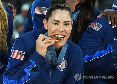 2024 파리 올림픽 금메달을 목에 건 미국 여자농구 대표팀 선수 [UPI 연합뉴스 자료사진]