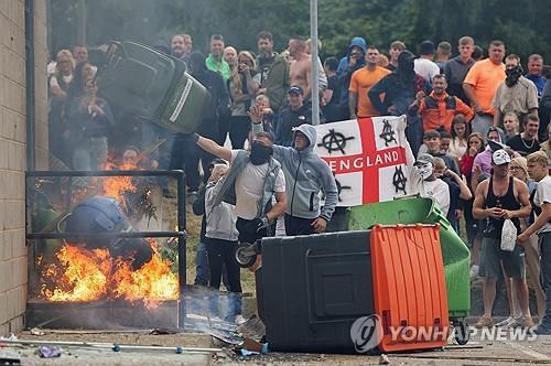 지난 4일 로더럼에서 벌어진 반이민 시위 [로이터 연합뉴스 자료사진. 재판매 및 DB 금지]