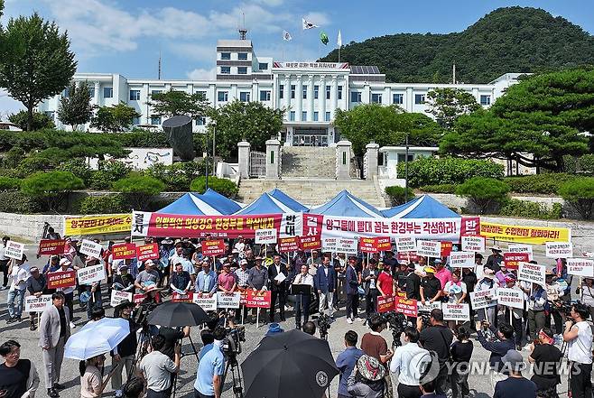 "양구 수입천댐 건설 반대한다" (춘천=연합뉴스) 양지웅 기자 = 12일 강원 춘천시 강원특별자치도청 앞에서 열린 환경부 양구 방산면 수입천댐 건설 반대 궐기대회에서 서흥원 군수를 비롯한 양구군 관계자 및 주민들이 댐 건설 반대를 촉구하고 있다. 2024.8.12 yangdoo@yna.co.kr