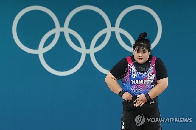 박혜정, 아쉬운 결과의 이유 (파리=연합뉴스) 임화영 기자 = 11일(현지시간) 프랑스 파리 사우스 파리 아레나에서 열린 2024 파리올림픽 역도 여자 81kg급에 출전한 박혜정이 용상 3차 시기 173kg 도전을 10여초 남기고 경기대에 입장해 급하게 벨트를 조여매고 있다. 2024.8.12 hwayoung7@yna.co.kr