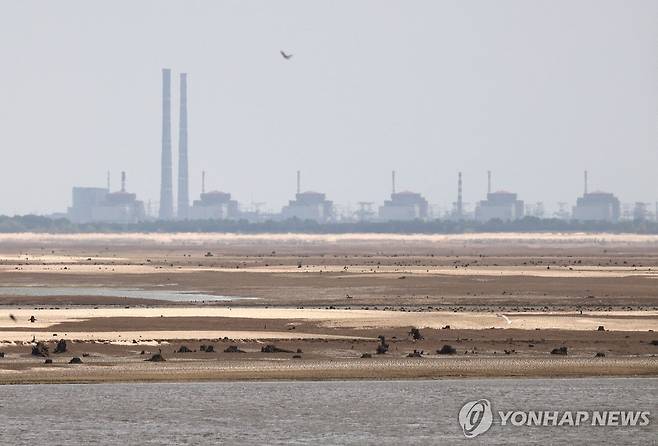 댐이 무너지면서 바닥을 드러낸 강 너머로 보이는 자포리자 원전의 모습 [AFP 연합뉴스자료사진. 재판매 및 DB 금지]