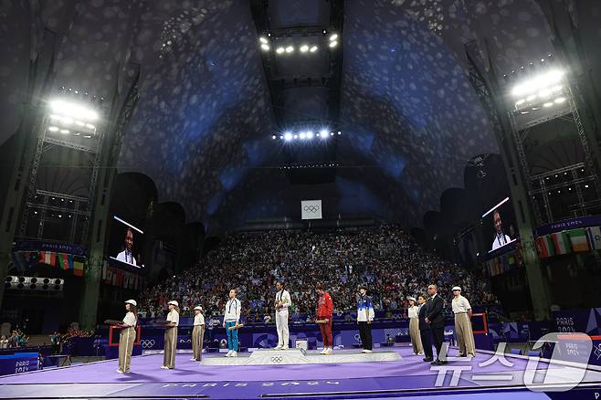 대한민국 태권도 국가대표팀 이다빈 선수가 11일 오전(한국시간) 프랑스 파리 그랑 팔레에서 진행된 2024 파리올림픽 태권도 여자 +67kg급 메달 시상식에서 동메달을 목에 걸고 있다. (공동취재) 2024.8.11/뉴스1