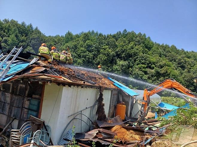 충북 괴산군 불정면 단독주택 화재.(괴산소방서 제공)/뉴스1