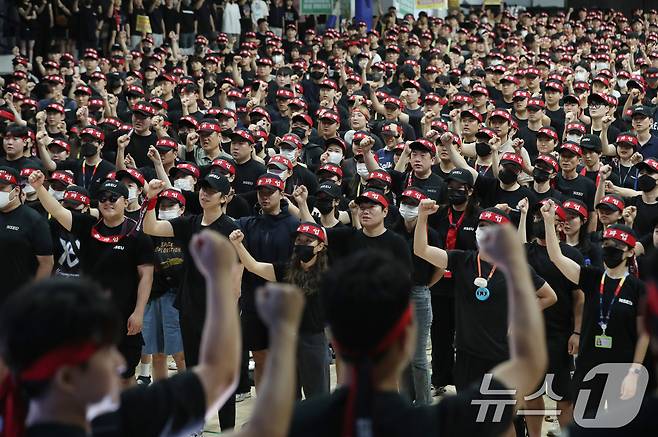 전국삼성전자노동조합 조합원들이 22일 오전 경기 용인시 기흥구 삼성세미콘스포렉스에서 열린 총파업 승리궐기대회에서 구호를 외치고 있다. 2024.7.22/뉴스1 ⓒ News1 김영운 기자