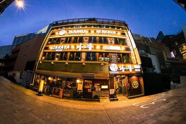 [이자카야 나무는 직영 운영체제로 고객에게 최상의 서비스를 제공한다. 8월 31일까지 여름휴가 이벤트를 진행해 고객에게 즐거움을 선사한다./엔엠에프]