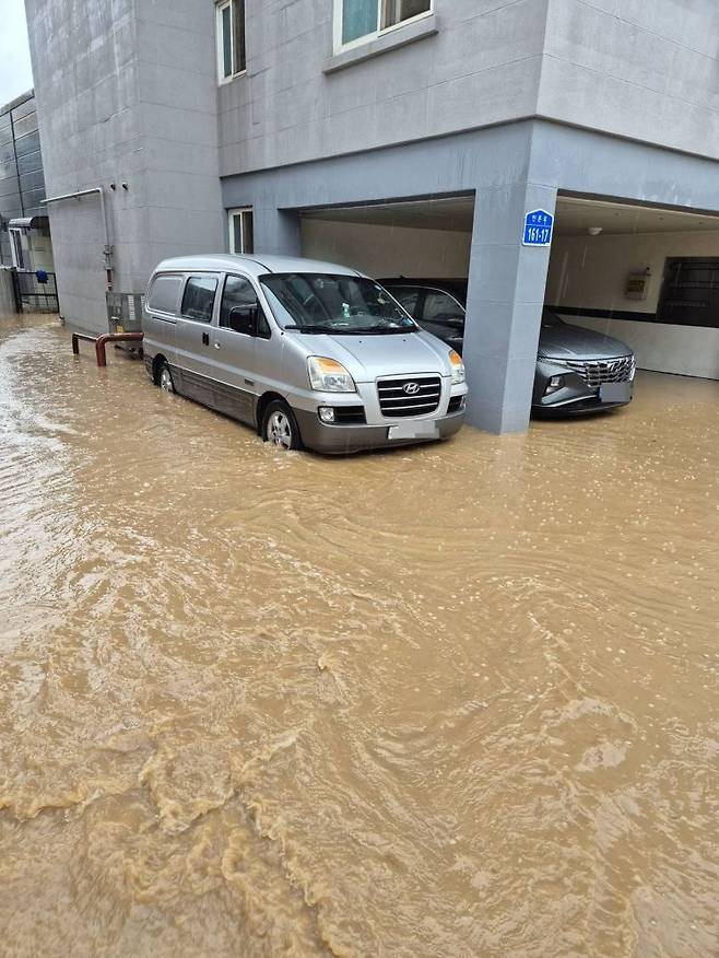 지난달 18일 내린 집중호우에 당진시 도로가 침수돼 있다. [이미지출처=연합뉴스]