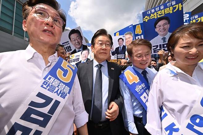 김민석 더불어민주당 최고위원 후보와 이재명 더불어민주당 당대표 후보, 민형배·이언주 최고위원 후보(사진 왼쪽부터)가 지난 4일 오후 전남 나주시 나주종합스포츠파크에서 열린 8·18 전당대회 당대표 및 최고위원 후보자 합동연설회에 참여하고 있다. ⓒ뉴시스