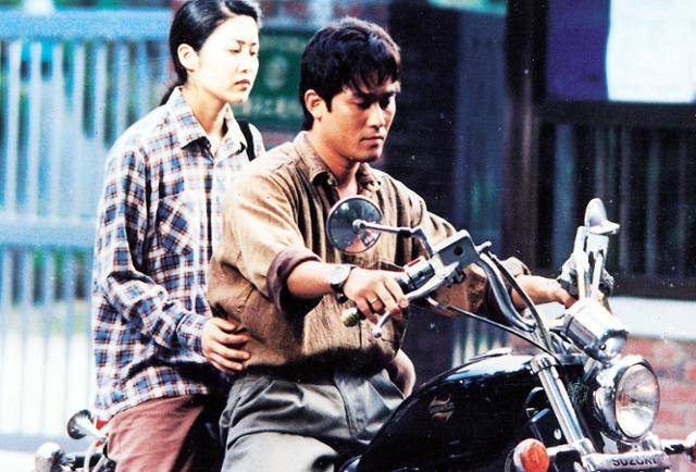 1990년대 신드롬급 인기를 누렸던 드라마 '모래시계' 한 장면. SBS 제공