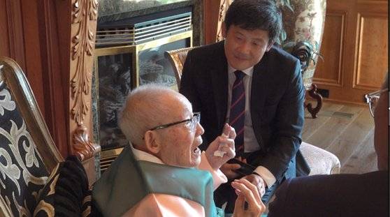 이하전 애국지사가 지난 9일(현지시간) 미국 캘리포니아주 새크라멘토 자택에서 중앙일보와 인터뷰하고 있다. 1921년 11월생인 이 지사는 생존해 있는 독립지사 6명 중 최고령이다. 새크라멘토=문진욱 기자