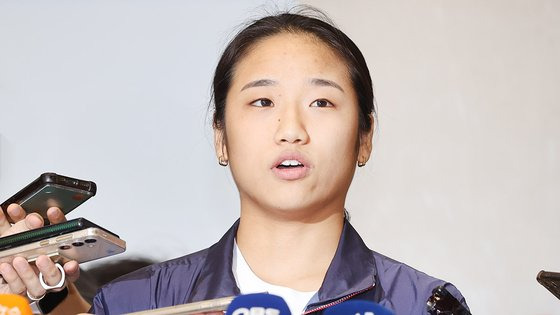 2024 파리올림픽 배드민턴 여자 단식에서 금메달을 차지한 안세영이 지난 7일 인천국제공항을 통해 귀국하며 취재진 질문에 답하고 있다. 연합뉴스