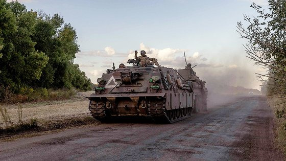 우크라이나 군인들이 12일 러시아 국경 근처 수미 지역에서 장갑차를 몰고 있다. AFP=연합뉴스