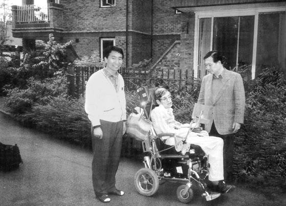 김대중 전 대통령(오른쪽)이 대통령 당선 전인 1990년대초 영국에서 이웃에 살았던 스티븐 호킹 박사(가운데)와 함께한 모습. [사진 연세대 김대중도서관]
