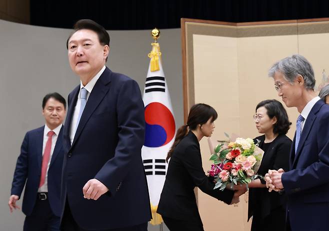 윤석열 대통령이 13일 서울 용산 대통령실 청사에서 퇴임 대법관 훈장 수여식을 마친 뒤 환담장으로 향하고 있다. 연합뉴스