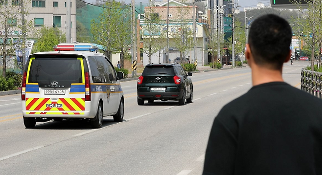 지난 2022년 12월 이도현(사망 당시 12세) 군이 숨진 강릉 급발진 의심 사고 재연 시험이 지난달 19일 강릉시 회산로에서 진행됐다. 도현 군의 아버지 이상훈 씨가 재연 시험을 지켜보고 있는 모습. 연합뉴스&nbsp;