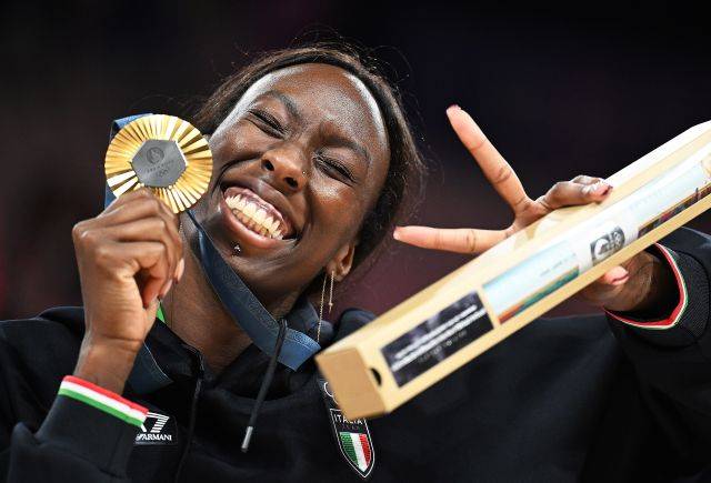 이탈리아 여자 배구 국가대표 파올라 에고누가 11일(현지시간) 프랑스 파리에서 열린 2024 파리올림픽 여자 배구 시상식에서 메달을 들고 포즈를 취하고 있다. 신화연합뉴스