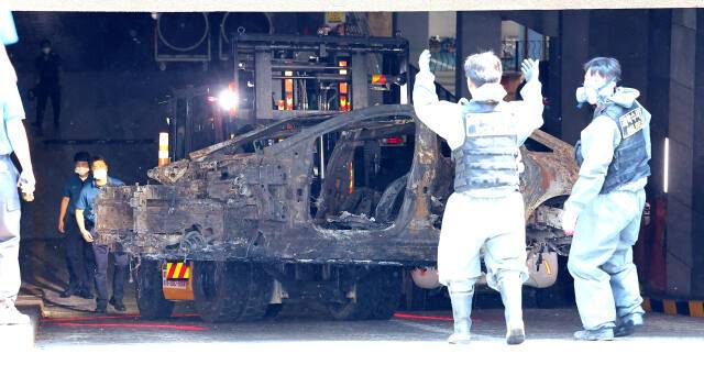 지난 1일 오전 6시15분께 발생한 전기차 화재로 주민 22명과 소방관 1명 등 모두 23명이 병원으로 옮겨졌으며 차량 40여대가 불에 타고 100여대는 열손과 그을림 피해를 입었다. 연합뉴스