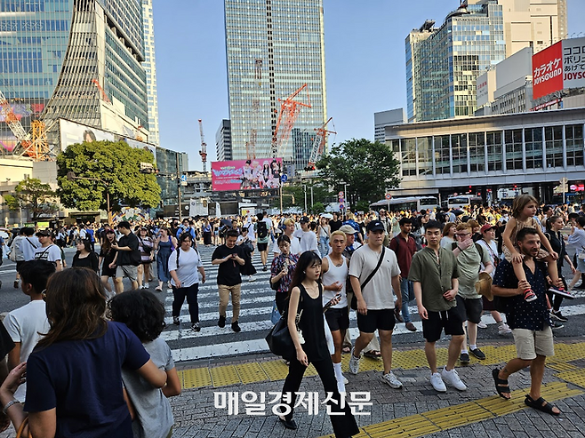 도쿄 시부야 거리에 많은 사람이 지나가고 있다. [도쿄 이승훈 특파원]