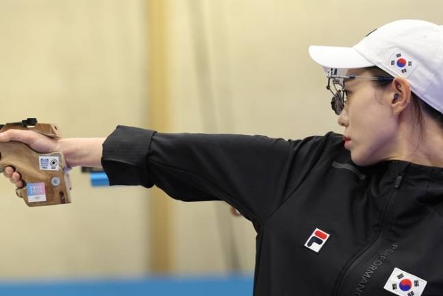 지난달 28일(현지시간) 프랑스 샤토루 슈팅 센터에서 열린 2024 파리올림픽 사격 공기권총 10m 여자 결선에 앞서 주어진 5분 연습에서 김예지가 과녁을 조준하고 있다. [사진 출처 = 연합뉴스]