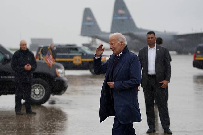 조 바이든 미국 대통령이 8일(현지시간) 델라웨어주(州) 뉴캐슬의 공군 기지에 대통령 전용기 '에어포스원'을 타고 도착한 직후 장병의 거수경례를 받고 있다. 2024.08.08. /로이터=뉴스1