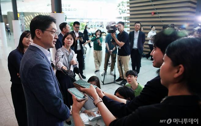 (인천공항=뉴스1) 오대일 기자 = 김경수 전 경남도지사가 14일 오전 인천국제공항 2터미널에서 런던으로 출국하기에 앞서 취재진과 인터뷰를 하고 있다.   고 노무현 전 대통령 15주기 추도식에 참석하기 위해 일시 귀국한 김 전 지사는 이날 출국 후 영국에서의 생활을 정리하고 독일 에버트재단 초청으로 베를린에서 6개월 정도 머무른 후 올해 연말 귀국할 예정이다. 2024.6.14/뉴스1  Copyright (C) 뉴스1. All rights reserved. 무단 전재 및 재배포,  AI학습 이용 금지. /사진=(인천공항=뉴스1) 오대일 기자