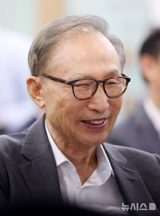 [서울=뉴시스] 김명년 기자 = 이명박 전 대통령이 13일 오후 서울 중구 프레스센터에서 열린 '강만수 전 기획재정부 장관 한국경제 도전실록 출간 기념 북콘서트'에서 환하게 웃고 있다. 2024.08.13. kmn@newsis.com