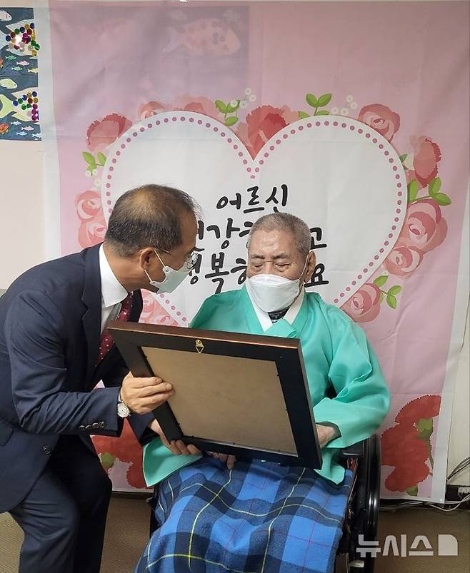 [수원=뉴시스]오성규 애국지사를 위문하는 한국성 지청장