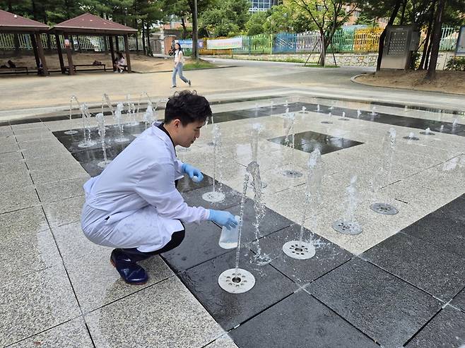 충북보건환경연구원이 최근 무더위가 지속하면서 어린이 안전을 위해 도내 물놀이 수경시설 수질검사를 하고 있다. 충북도 제공