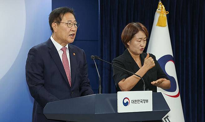 정부가 올해 광복절을 맞아 전직 주요 공직자와 정치인, 경제인을 포함해 청년, 운전업 종사자 등 서민 생계형 형사범 1219명에 대해 특별사면을 단행한 가운데 박성재(왼쪽) 법무부 장관이 13일 서울 종로구 정부서울청사에서 브리핑을 열고 이런 내용을 발표하고 있다. 최상수 기자