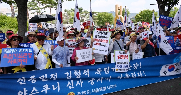 광복회 서울ㆍ경기지부 회원들이 13일 용산 대통령실 인근에서 김형석 독립기념관장 사퇴 촉구 집회를 하고 있다.  안주영 전문기자