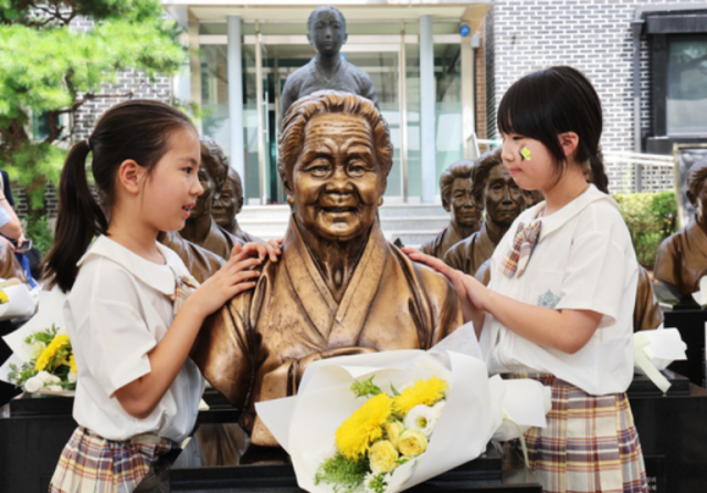 10일 오전 경기 광주시 퇴촌면 나눔의집에서 열린 ‘2024년 일본군 위안부 피해자 할머니 기림의 날’ 행사에서 참석한 어린이들이 돌아가신 할머니들 흉상을 바라보고 있다. 연합뉴스