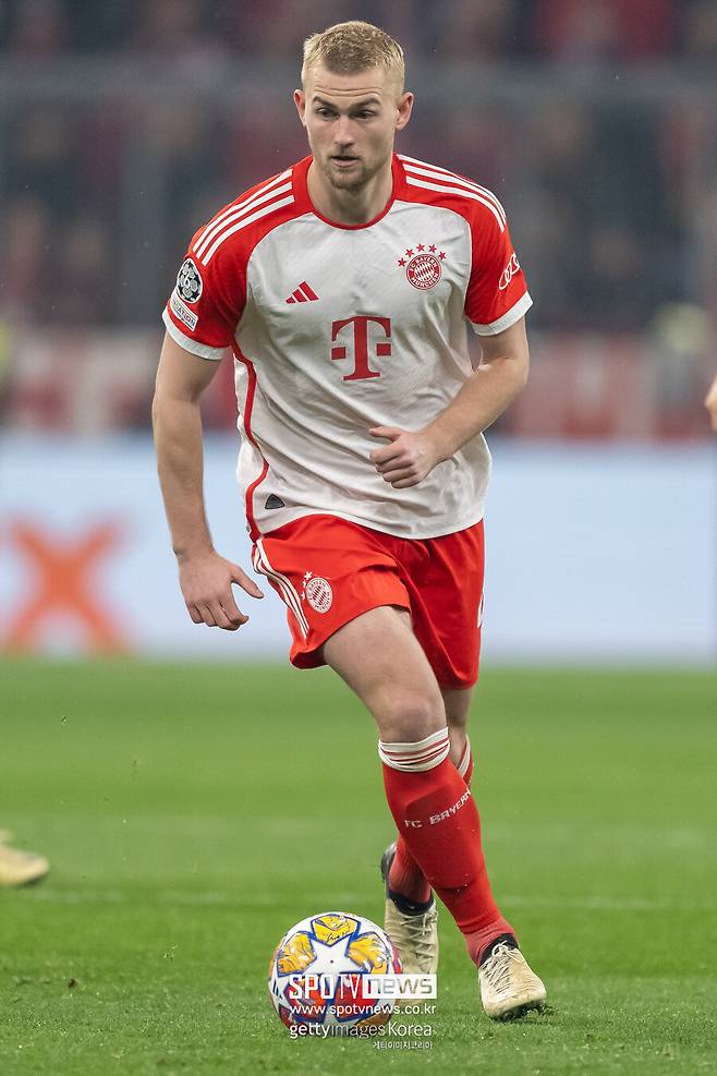 ▲ 더 리흐트에게 맨체스터 유나이티드 이적은 더 이상 루머가 아니다. 누사이르 마즈라위와 함께 맨체스터 식당에 방문해 팬들과 만났고 사인을 하는 모습이 포착됐다. 영국 공영방송 'BBC'도 "더 리흐트가 맨체스터 유나이티드로 간다. 2024-25시즌 에릭 텐 하흐 감독과 함께하게 됐다"라고 알렸다. 이제 맨체스터 유나이티드 공식발표까지 초읽기에 들어간다