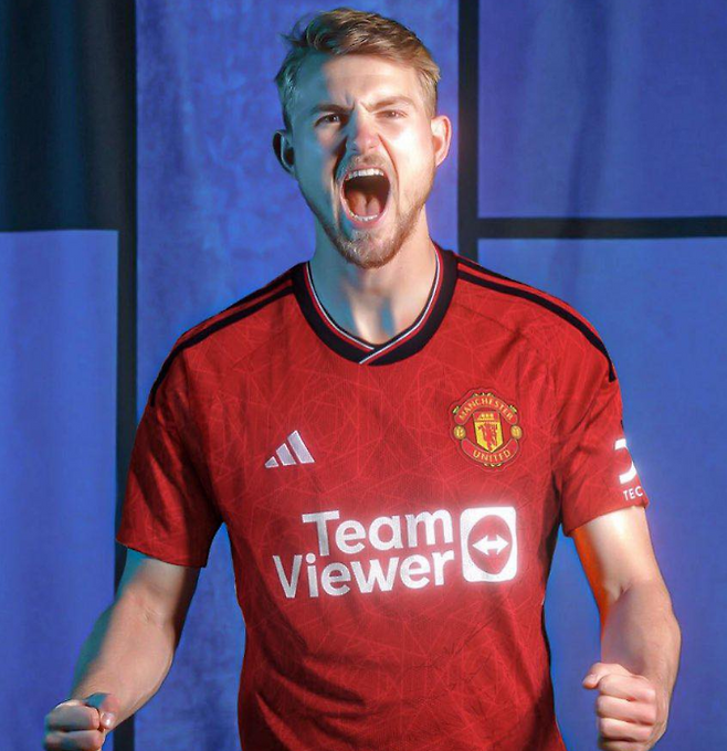 ▲ 더 리흐트에게 맨체스터 유나이티드 이적은 더 이상 루머가 아니다. 누사이르 마즈라위와 함께 맨체스터 식당에 방문해 팬들과 만났고 사인을 하는 모습이 포착됐다. 영국 공영방송 'BBC'도 "더 리흐트가 맨체스터 유나이티드로 간다. 2024-25시즌 에릭 텐 하흐 감독과 함께하게 됐다"라고 알렸다. 이제 맨체스터 유나이티드 공식발표까지 초읽기에 들어간다