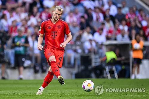 영국 매체 맨체스터 이브닝뉴스가 13일(한국시간) 리오 퍼디난드가 맨유 이적이 유력한 더리흐트에 대해 우려를 드러냈다고 전했다. 연합뉴스