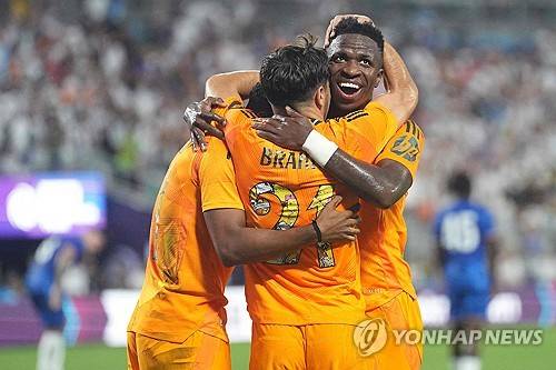 스페인 매체 아스가 13일(한국시간) 사우디아라비아 국부펀드(PIF)가 레알 마드리드에게 연락해 비니시우스 영입을 추진하고 있고 수일 내 역사적인 제안을 할 거라고 전했다.&nbsp;레알 마드리드는 10억 유로의 바이아웃을 발동시켜야 한다고 전했다. 사우디는 충분히 감당할 수 있을 듯 보인다. 비니시우스에게 연봉 10억유로를 제안했기 떄문이다. 연합뉴스