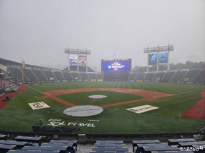 두산과 롯데는 13일 잠실구장에서 열릴 '2024 신한 SOL Bank KBO 리그' 주중 3연전 경기를 앞두고 있다. 경기 개시를 1시간여 앞둔 시점 폭우가 쏟아졌다. 잠실, 박정현 기자