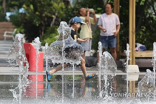 목 타는 더위     (서울=연합뉴스) 강민지 기자 = 무더위가 이어지고 있는 12일 오전 서울 광화문광장 바닥분수에서 어린이들이 물놀이하고 있다. 2024.8.12   mjkang@yna.co.kr
(끝)