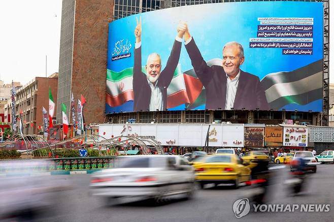 이란 테헤란 시내에 설치된 신임 대통령과 암살된 하마스 정치지도자 하니예의 그림 [AFP 연합뉴스. 재판매 및 DB 금지]